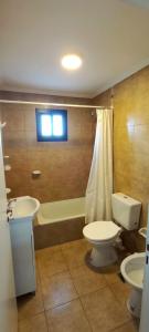 Et badeværelse på Edificio Aura con cochera, A mts del shopping, casino y el puerto!!