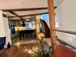 a view of a living room and kitchen from the hallway at Avenue 15 Boudry Suites and Studio in Boudry