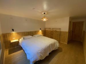 una camera da letto con un grande letto bianco in una stanza di Hotel Río Puelo a Puelo Altre 6 foto