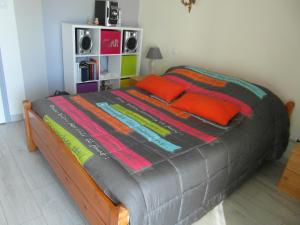 1 dormitorio con 1 cama grande con almohadas rojas en Villa Lou Ann, en Pontchâteau