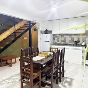 a kitchen and dining room with a table and chairs at DUPLEX Stadium in Tanti