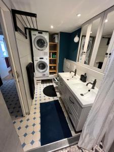 a bathroom with a sink and a washing machine at Avenue 15 Boudry Suites and Studio in Boudry +16 photos