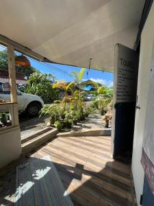 een open deur naar een terras met planten en parasols bij Casa Tuanis, Drake Bay in Drake