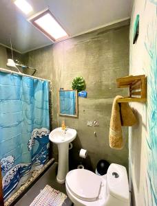 een badkamer met een wastafel, een toilet en een douche bij Casa Tuanis, Drake Bay in Drake