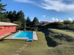 a swimming pool in the yard of a house at El Edén in Guarne