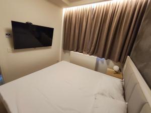 a small room with a bed and a television at Zep Promenade Spa Apartment in Vrnjačka Banja