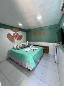 een slaapkamer met een bed met een vis aan de muur bij Pousada e Restaurante Morena Raiz in Olinda