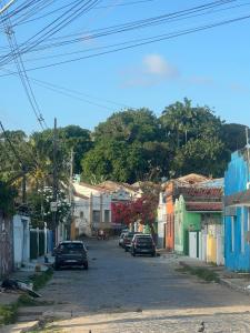 een stadsstraat met auto's op straat bij Pousada e Restaurante Morena Raiz in Olinda +15 foto's