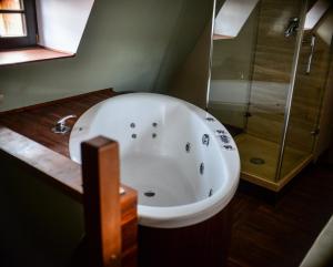 Kúpeľňa v ubytovaní Apartamenty Siedem Komnat Siedmiu Mistrzów
