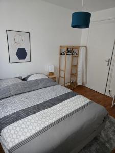 a bedroom with a bed and a blue lamp at Chambre idéalement située in Villeurbanne