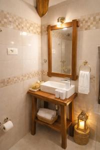 un bagno con lavandino e specchio di Casa Rossa Motovun a Motovun (Montona) Altre 96 foto