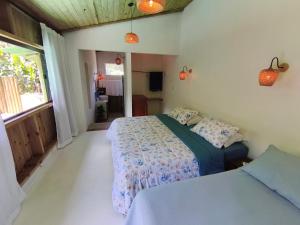a bedroom with two beds and a window at SuÍte MAR Espaço Kombucha Paraty in Paraty +13 photos