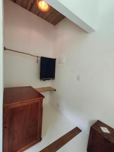 a room with a podium and a lectern in a room at SuÍte MAR Espaço Kombucha Paraty in Paraty