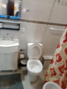 un bagno con un water e un lavandino di Malargue Style a 100 MTS del Centro a Malargüe Altre 6 foto