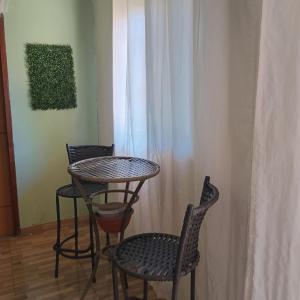 a table and two chairs and a table and chairs at Carolina com Ká in Carolina