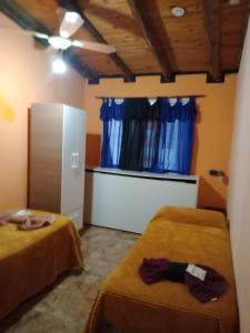 Camera con 2 letti e frigorifero. di Malargue Style a 100 MTS del Centro a Malargüe