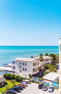 una vista aerea di un resort con l'oceano di Beachfront Central Apartments a Durrës