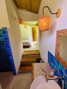 a bathroom with a sink and a mirror at SuÍte MAR Espaço Kombucha Paraty in Paraty