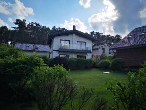 ein weißes Haus mit einem großen Vorgarten in der Unterkunft Dat Seehuus in Rheinsberg