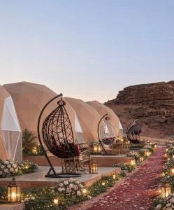 瓦迪拉姆Rum Horizon camp & Jeep Tours的沙漠中一群灯光明媚的帐篷