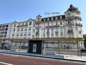 een groot wit gebouw aan de kant van een straat bij Casa cidade e piscina in Coimbra