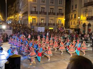 een groep dansers voor een menigte bij Casa cidade e piscina in Coimbra