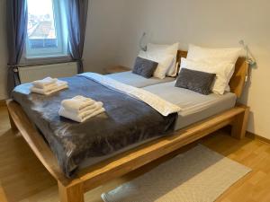 two beds in a room with towels on them at Villa Schlossblick I - Zeit zum Entspannen in exklusiver Ferienwohnung mit Panoramablick, Parkplatz, WLAN, Smart-TV in Wernigerode