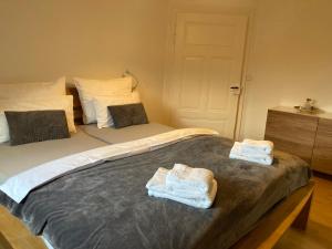 a bedroom with two towels on a bed at Villa Schlossblick I - Zeit zum Entspannen in exklusiver Ferienwohnung mit Panoramablick, Parkplatz, WLAN, Smart-TV in Wernigerode