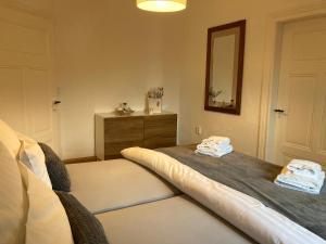 a bedroom with a bed with towels on it at Villa Schlossblick I - Zeit zum Entspannen in exklusiver Ferienwohnung mit Panoramablick, Parkplatz, WLAN, Smart-TV in Wernigerode