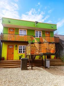 een huis met een bankje ervoor bij Apart "Villa Antonia" Cabañas y Departamentos Delegaciones in Dalcahue