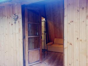 an empty room with a wooden door and a chair at Bosque Venado de Oro in Guatavita +2 photos