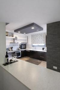 una grande cucina bianca con un grande piano di lavoro di Blue Tulip - Strovolos a Kato Lakatamia