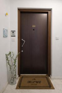una porta marrone con un cartello davanti di Blue Tulip - Strovolos a Kato Lakatamia