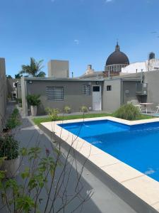 una piscina davanti a una casa di Apartamentos Colibrí a San Nicolás de los Arroyos