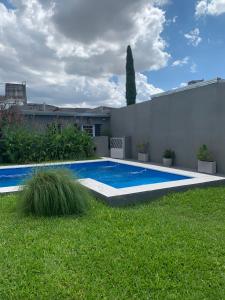 a swimming pool in the yard of a house at Apartamentos Colibrí- Frente al Santuario de la Virgen in San Nicolás de los Arroyos