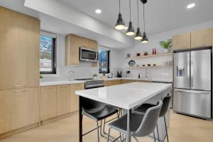 een keuken met een tafel en stoelen erin bij 3 Bedroom with Heated Outdoor Pool and Hottub! in Canmore