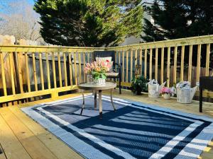 un tavolo su un ponte con un vaso di fiori di Entire Private 1BR Home for Travelers, Families, Work & Long Stays with Fast WiFi a Norcross