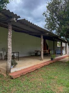a pavilion with a table and a picnic table at Casa aconchegante e tranquila in Chapada dos Guimarães