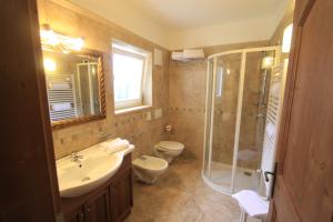 Kúpeľňa v ubytovaní Dolasilla Park Hotel + 37 fotografií