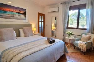 Giường trong phòng chung tại Wonderful Villa, Heated Pool, Near Beautiful Xàtiva Town