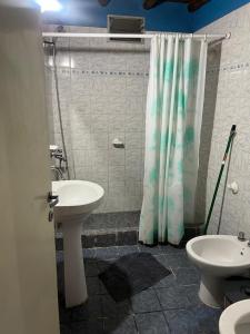 Et badeværelse på Alquiler temporario Marcos