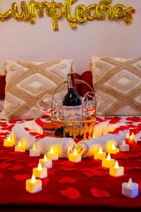 a table topped with candles and a bottle of wine at Apto Diners Rodadero WiFi - Piscina - Playa in Rodadero