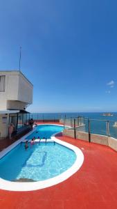 a swimming pool on a cruise ship with the ocean at Apto Diners Rodadero WiFi - Piscina - Playa in Rodadero