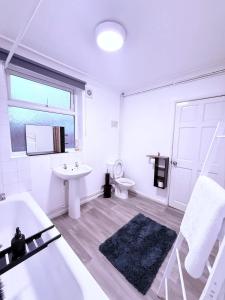 ein weißes Badezimmer mit Waschbecken und Toilette in der Unterkunft 3-Bedroom House Close to City Centre and M5 with Garden and Parking in Bristol