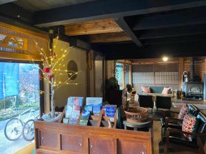 una stanza con un tavolo con sopra dei libri di Yamabo Inn 古民家 Traditional Japanese Home a Ōmachi