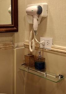 e bagno con asciugacapelli. di Familia Piatti B&B - Suites a Ushuaia