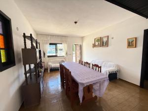 una sala da pranzo con un tavolo e delle sedie di Prudêncio Casas de Temporada a Torres