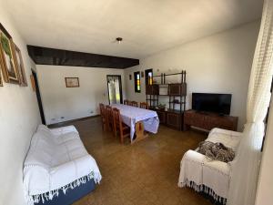 un soggiorno con 2 letti e una TV di Prudêncio Casas de Temporada a Torres