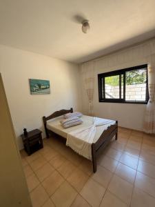 una camera da letto con un letto e una finestra di Prudêncio Casas de Temporada a Torres