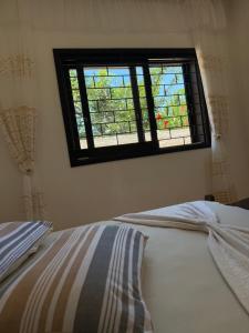 una camera da letto con un letto e una finestra di Prudêncio Casas de Temporada a Torres